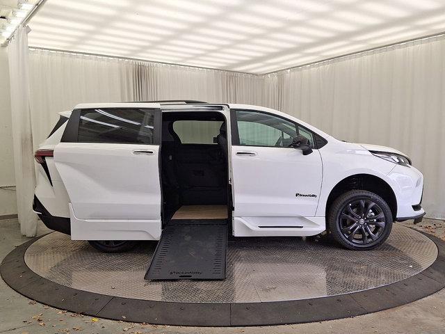Photo of 2025 Ice Cap Toyota Sienna