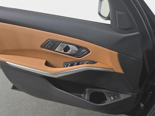 Photo of 2025 Black Sapphire Metallic BMW 330