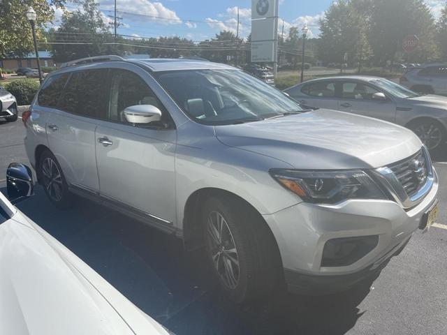 Photo of 2017 Brilliant Silver Metallic Nissan Pathfinder