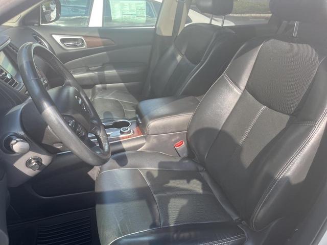 Photo of 2017 Brilliant Silver Metallic Nissan Pathfinder
