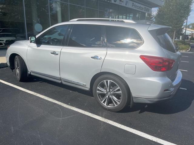 Photo of 2017 Brilliant Silver Metallic Nissan Pathfinder