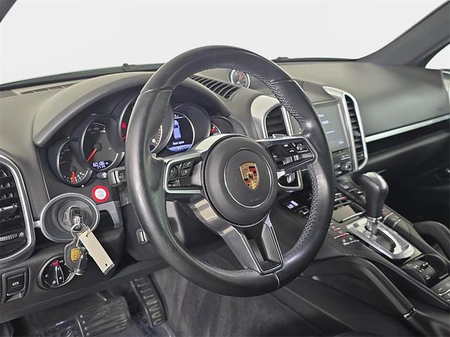 Photo of 2017 Carrara White Porsche Cayenne