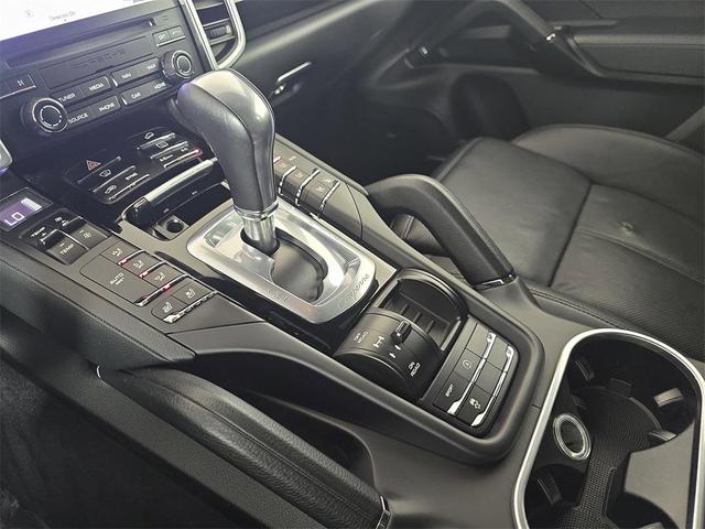 Photo of 2017 Carrara White Porsche Cayenne
