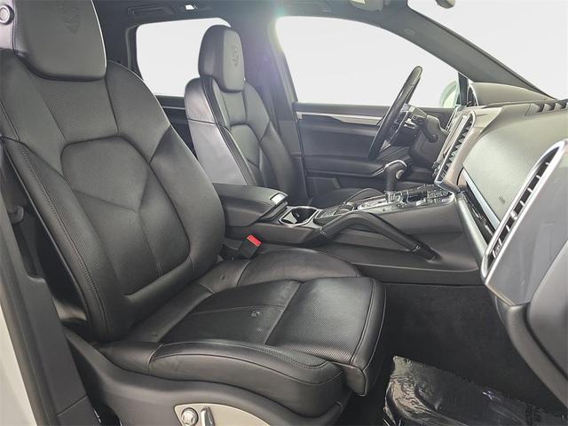 Photo of 2017 Carrara White Porsche Cayenne