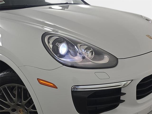 Photo of 2017 Carrara White Porsche Cayenne