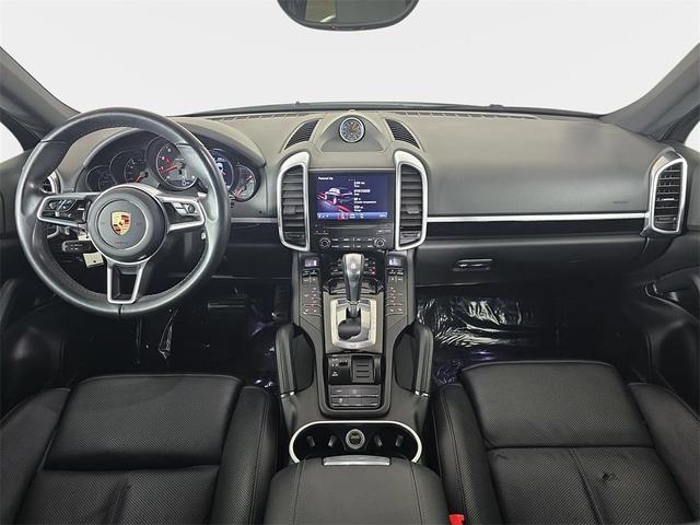 Photo of 2017 Carrara White Porsche Cayenne