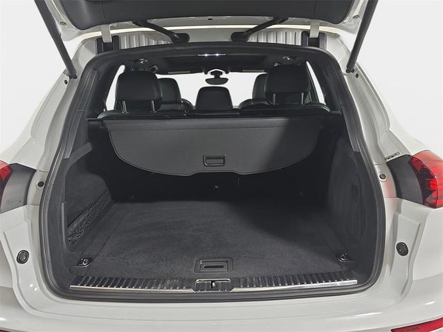 Photo of 2017 Carrara White Porsche Cayenne