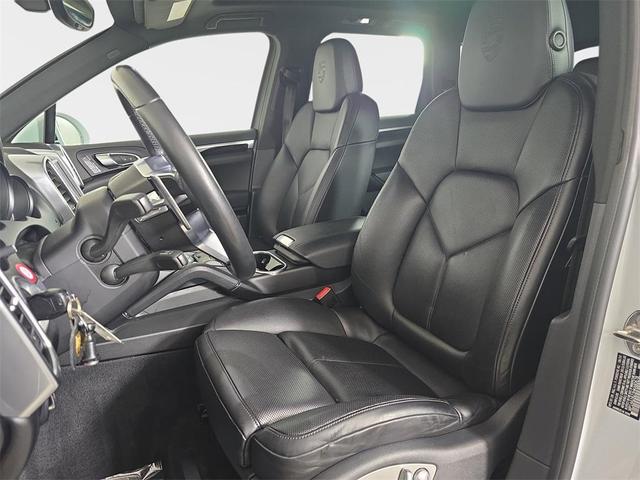Photo of 2017 Carrara White Porsche Cayenne
