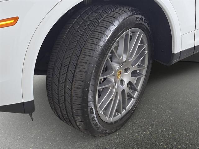 Photo of 2017 Carrara White Porsche Cayenne