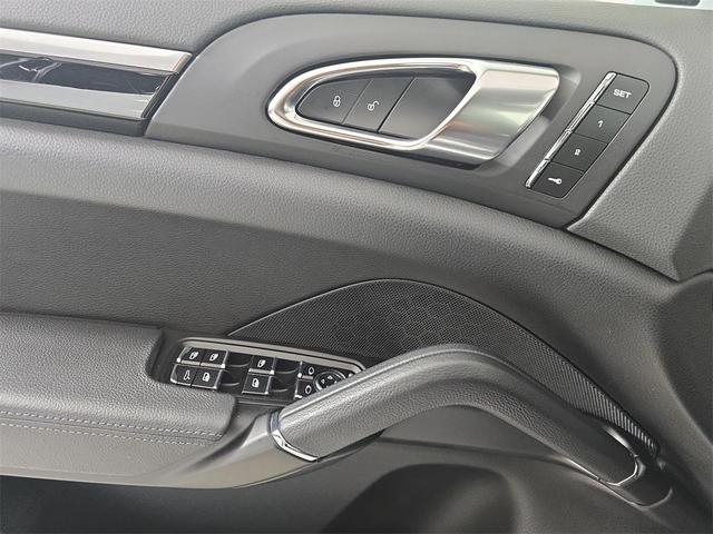 Photo of 2017 Carrara White Porsche Cayenne
