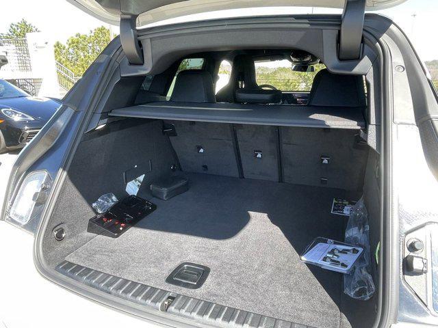 Photo of 2025 Alpine White BMW iX