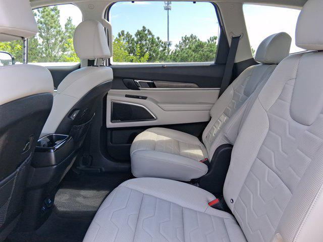 Photo of 2022 Glacial White Pearl Kia Telluride