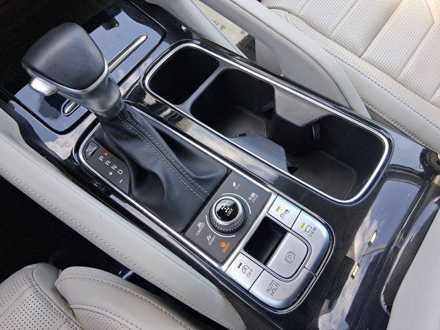 Photo of 2022 Glacial White Pearl Kia Telluride