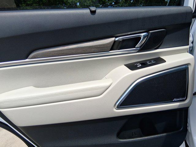 Photo of 2022 Glacial White Pearl Kia Telluride