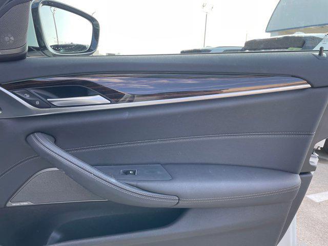 Photo of 2022 Alpine White BMW 530e