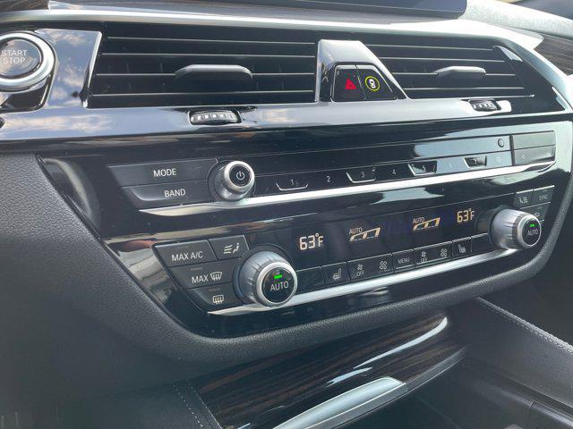 Photo of 2022 Alpine White BMW 530e