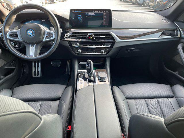 Photo of 2022 Alpine White BMW 530e