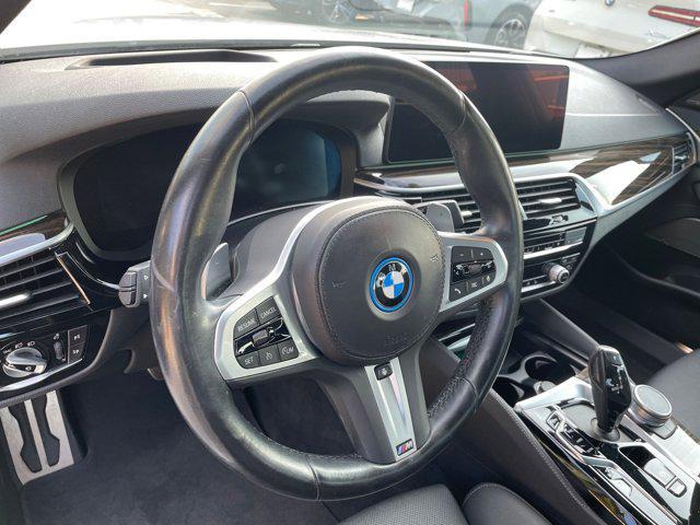 Photo of 2022 Alpine White BMW 530e