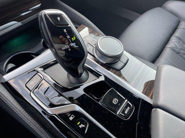 Photo of 2022 Alpine White BMW 530e