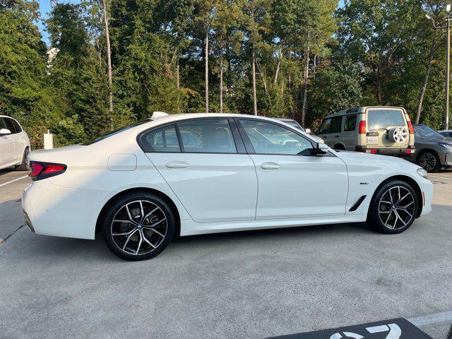 Photo of 2022 Alpine White BMW 530e