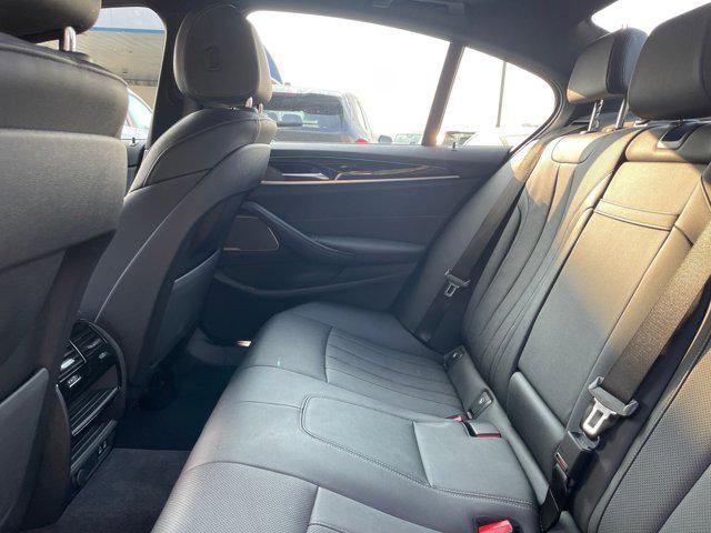 Photo of 2022 Alpine White BMW 530e