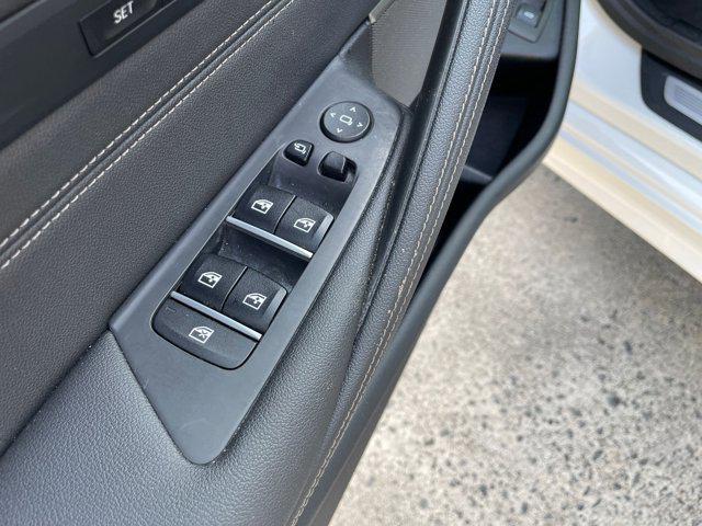 Photo of 2022 Alpine White BMW 530e