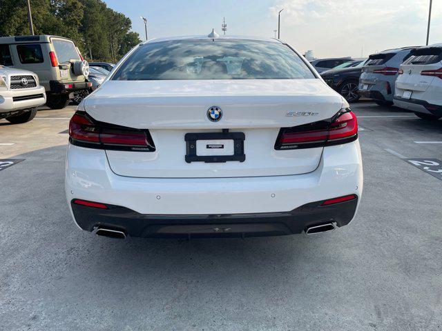Photo of 2022 Alpine White BMW 530e