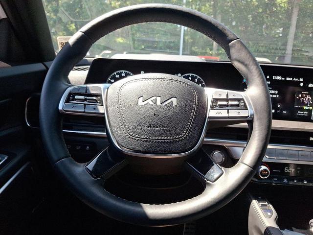 Photo of 2023 Glacial White Pearl Kia Telluride