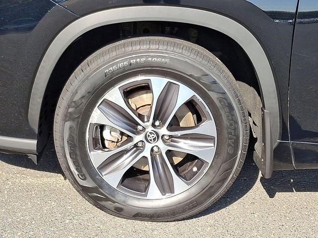 Photo of 2021 Midnight Black Metallic Toyota Highlander