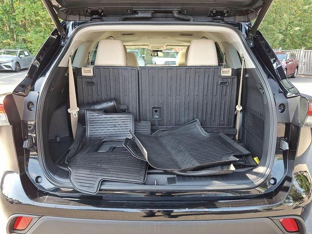 Photo of 2021 Midnight Black Metallic Toyota Highlander