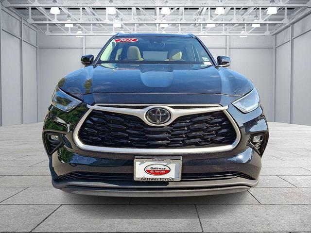 Photo of 2021 Midnight Black Metallic Toyota Highlander