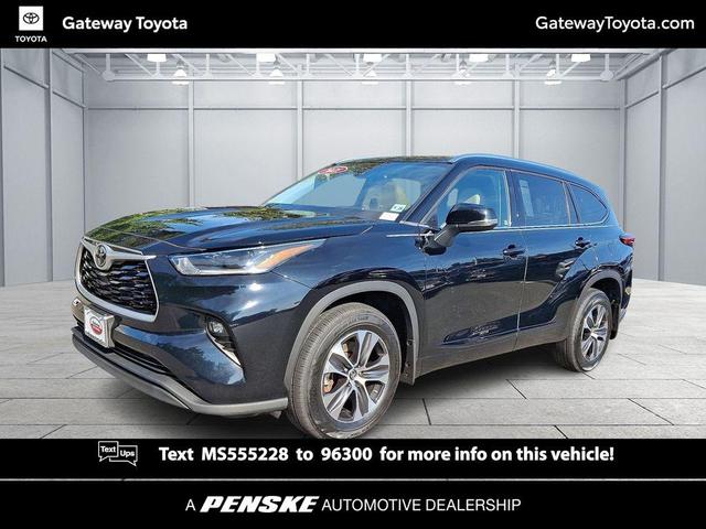 Photo of 2021 Midnight Black Metallic Toyota Highlander