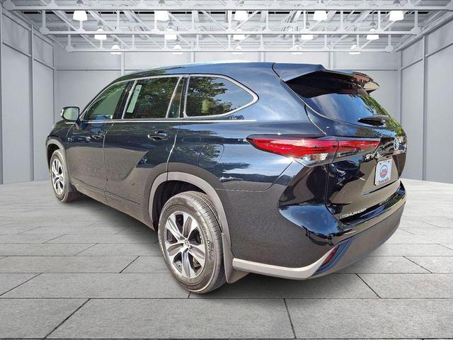 Photo of 2021 Midnight Black Metallic Toyota Highlander