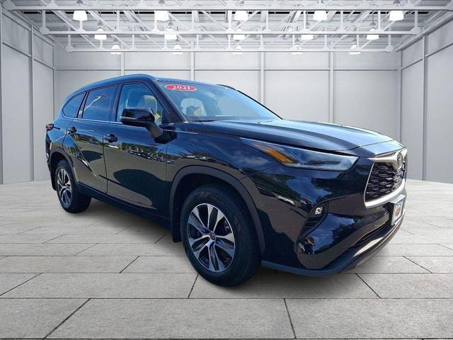 Photo of 2021 Midnight Black Metallic Toyota Highlander