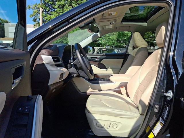 Photo of 2021 Midnight Black Metallic Toyota Highlander