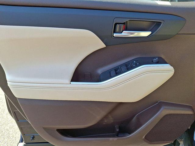 Photo of 2021 Midnight Black Metallic Toyota Highlander