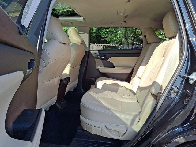 Photo of 2021 Midnight Black Metallic Toyota Highlander