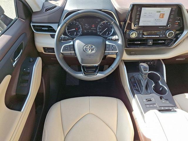 Photo of 2021 Midnight Black Metallic Toyota Highlander