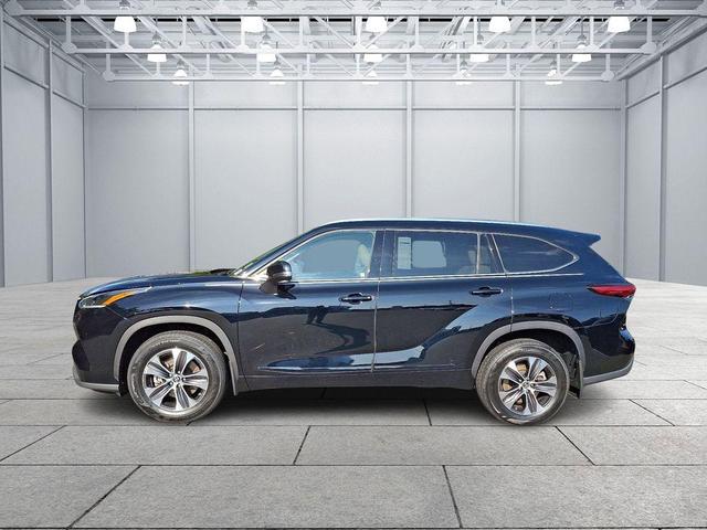 Photo of 2021 Midnight Black Metallic Toyota Highlander