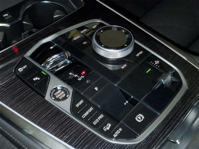 Photo of 2026 Alpine White BMW X7