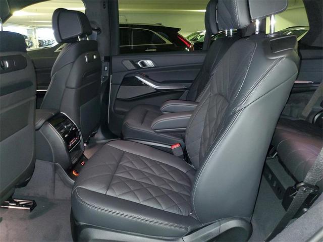 Photo of 2026 Alpine White BMW X7