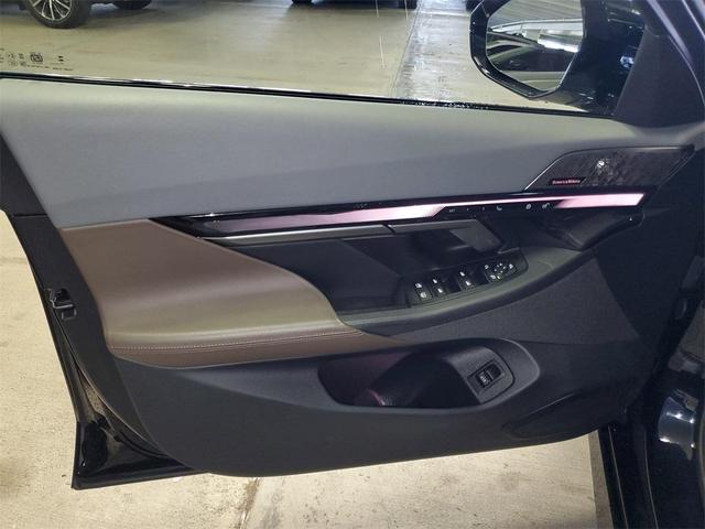 Photo of 2024 Carbon Black Metallic BMW i5