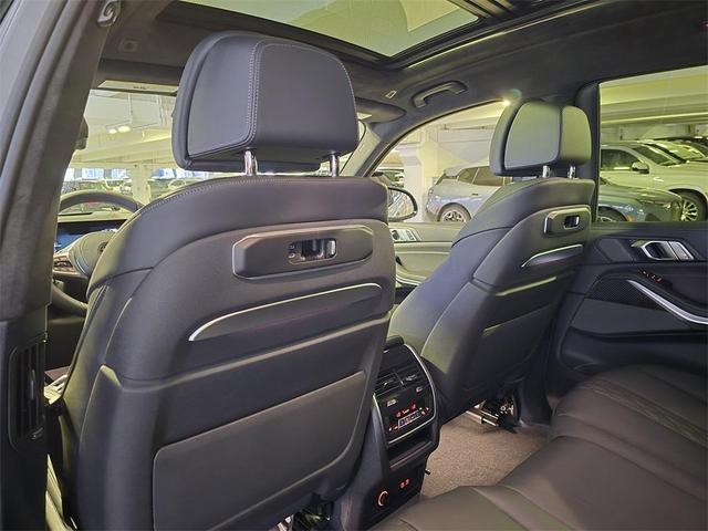 Photo of 2026 Alpine White BMW X7
