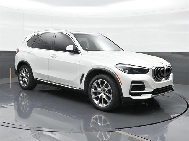 Photo of 2023 Mineral White Metallic BMW X5