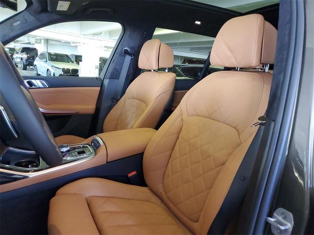 Photo of 2026 Manhattan Green Metallic BMW X7