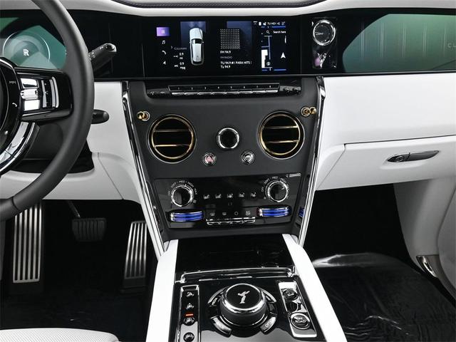 Photo of 2025 White Rolls-Royce Cullinan