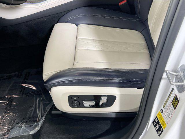 Photo of 2022 Mineral White Metallic BMW X5