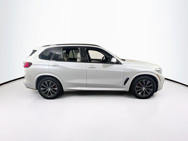 Photo of 2022 Mineral White Metallic BMW X5