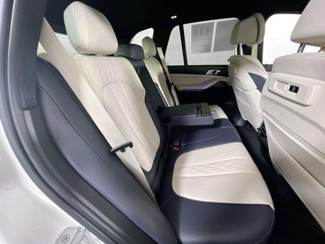 Photo of 2022 Mineral White Metallic BMW X5