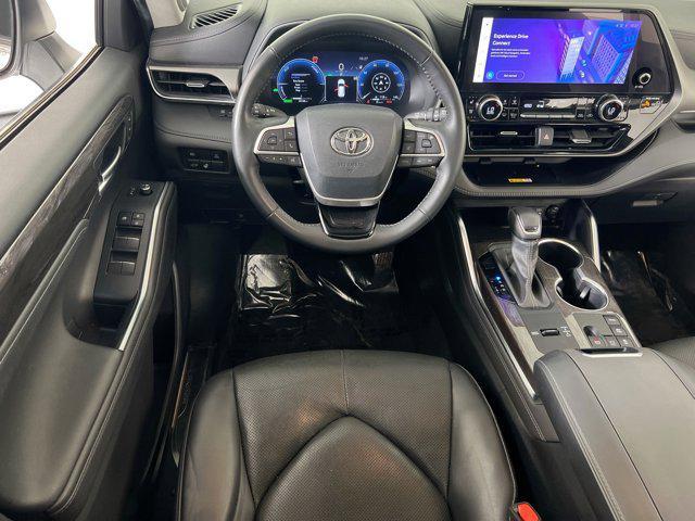 Photo of 2023 Wind Chill Pearl Toyota Highlander Hybrid